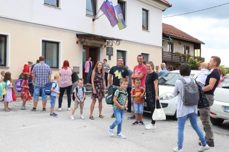 PRVI ŠOLSKI DAN SPREJEM PRVOOLČKOV UNEC 01 FOTO LJUBO VUKELIČ